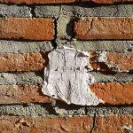 Por qué aparecen grietas en fachadas de ladrillos? 3 grietas en fachada de ladrillos