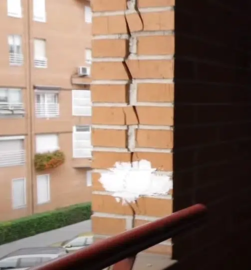 testigo para reparar las grietas en fachadas de ladrillos