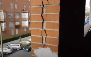 testigo para reparar las grietas en fachadas de ladrillos